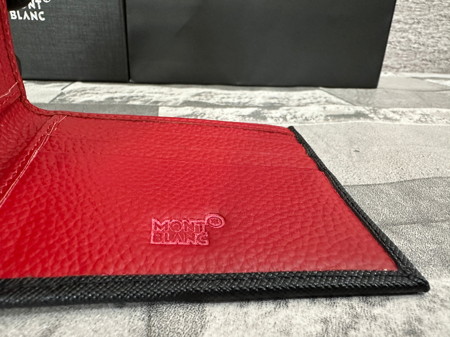 Cartera negra texturizada de piel genuina MB interior rojo