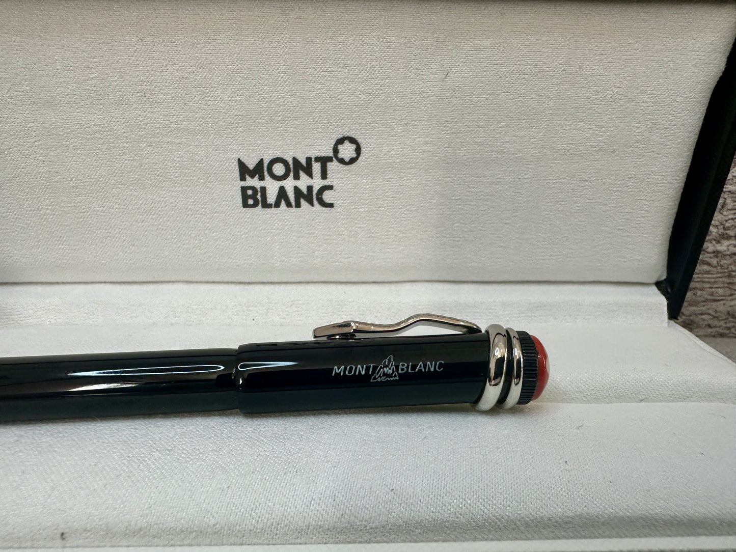 Pluma tipo Rollerball modelo Snake Mont B
