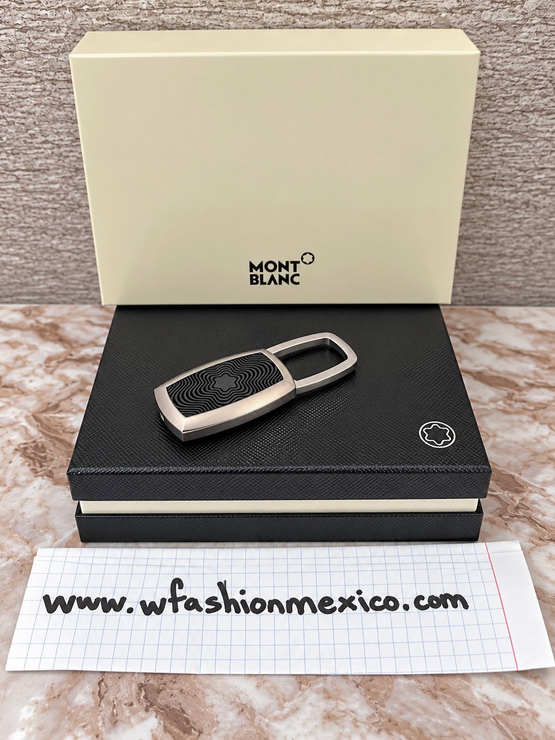 Llavero de acero inoxidable y caucho Mont desde $1,150 MXN negro