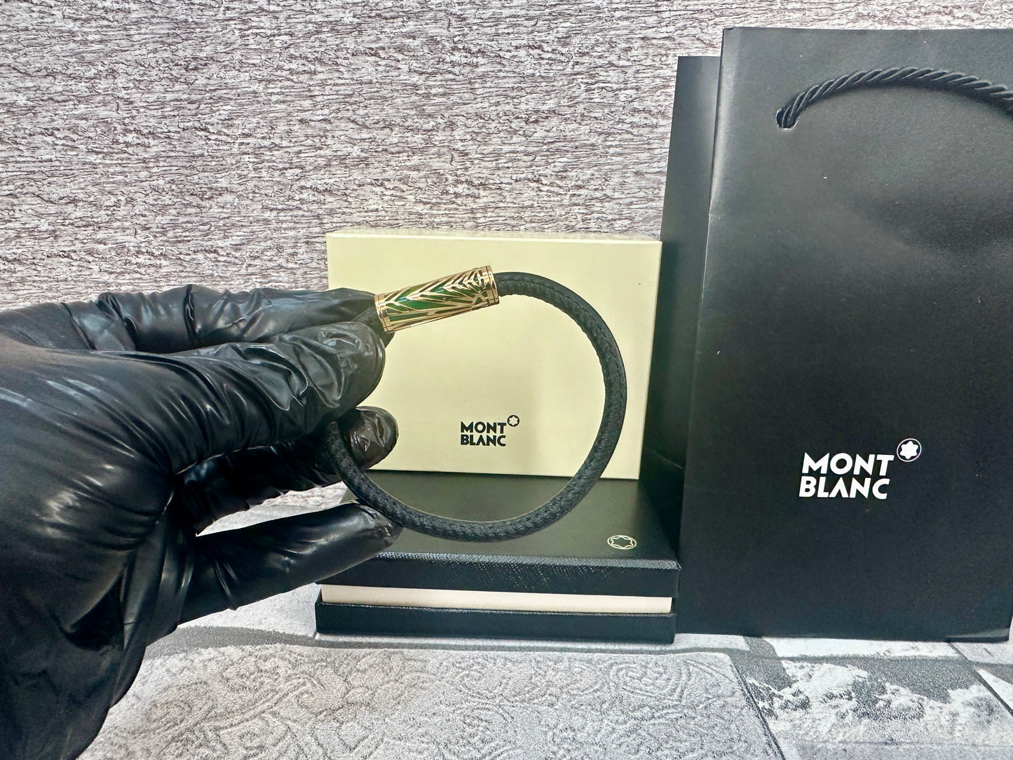 Brazalete Mont edición The Origin color verde