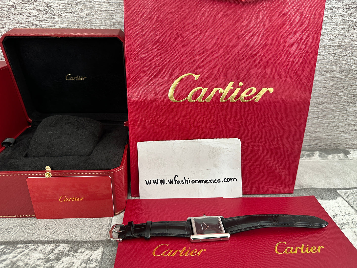 Reloj Tank Must color negro