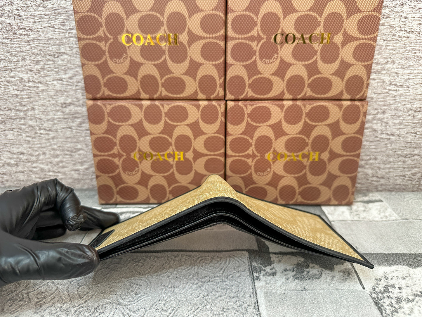 Cartera cafe claro C0ach con monograma