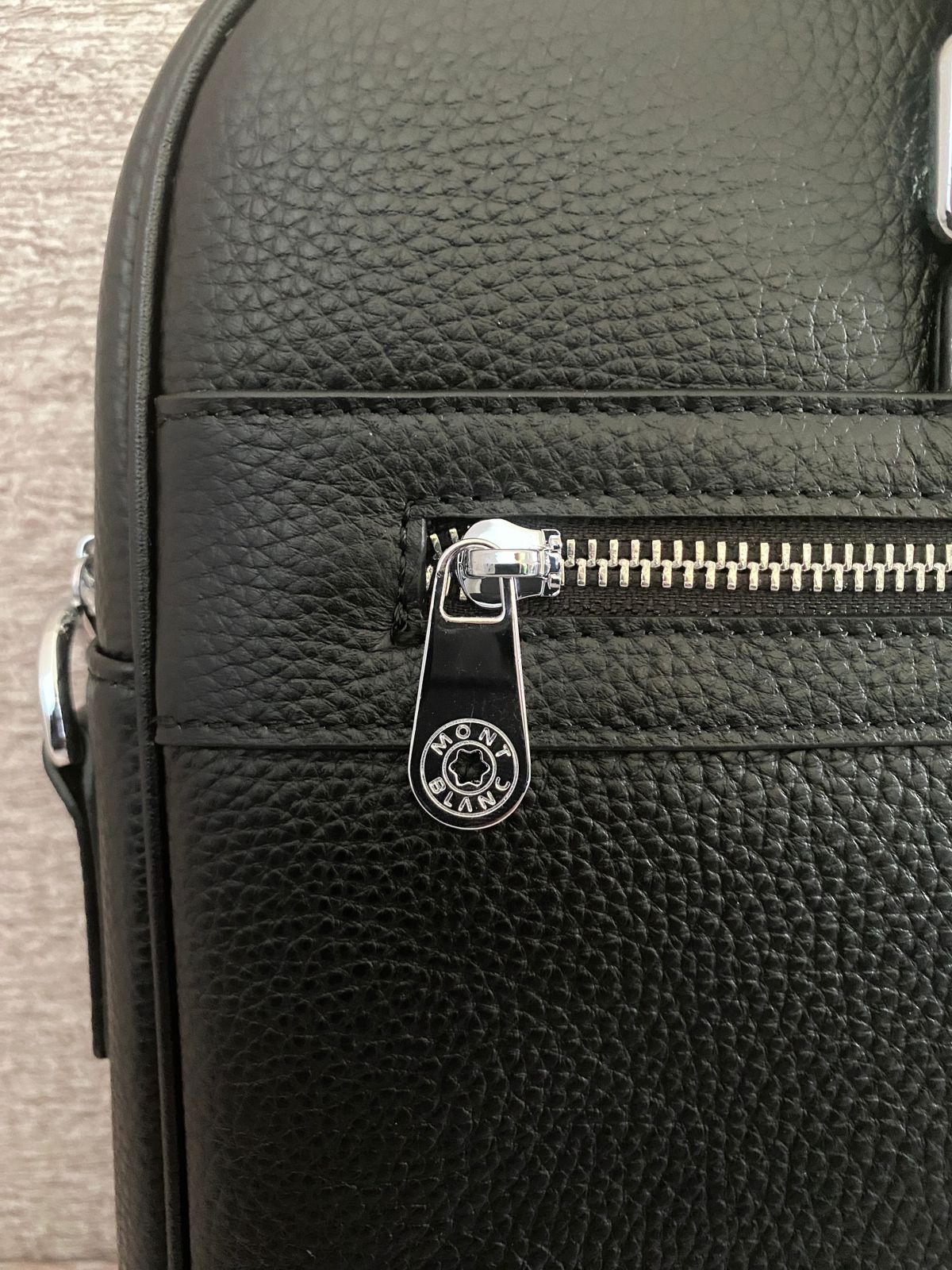 Portafolio negro de Piel Genuina, perfecto para laptops