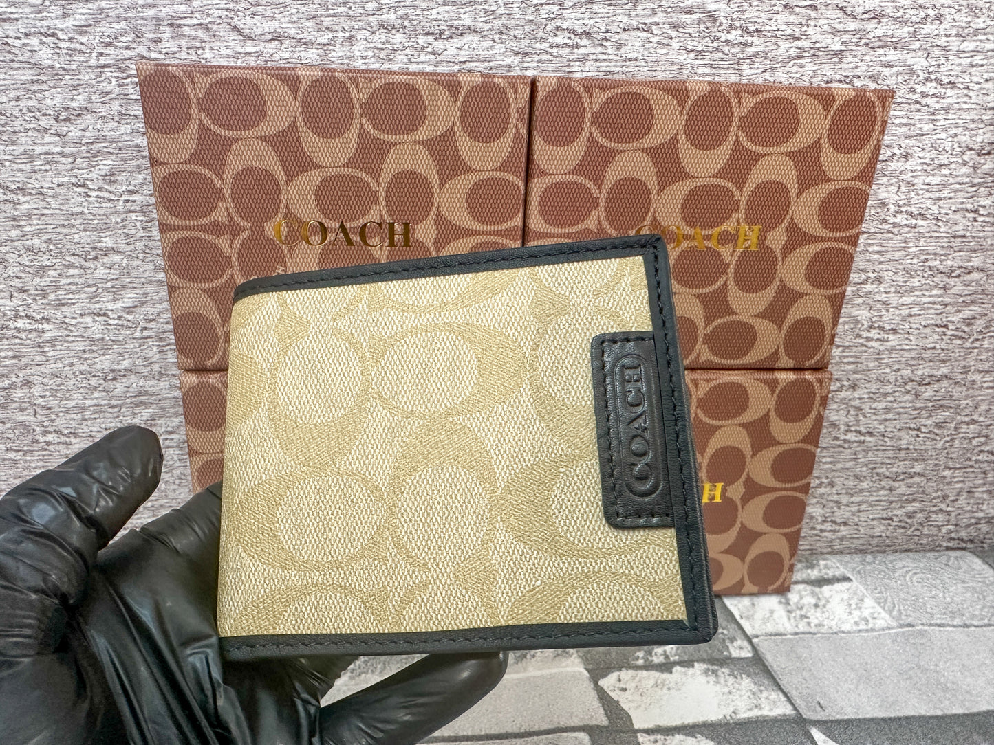 Cartera cafe claro C0ach con monograma