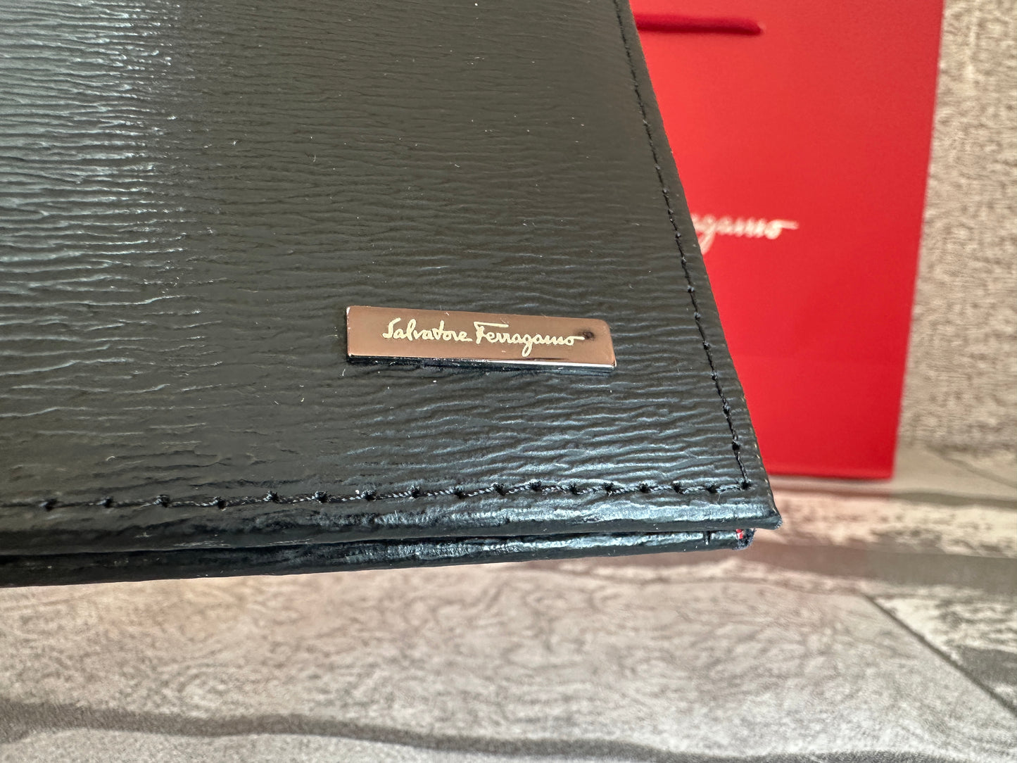 Cartera S. Ferr4gamo de piel genuina interior rojo