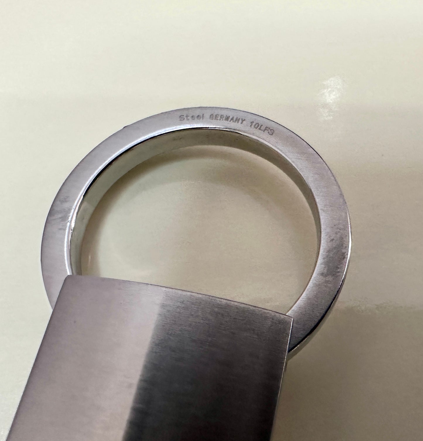 Llavero de Piel Genuina y Acero inoxidable Mont negro