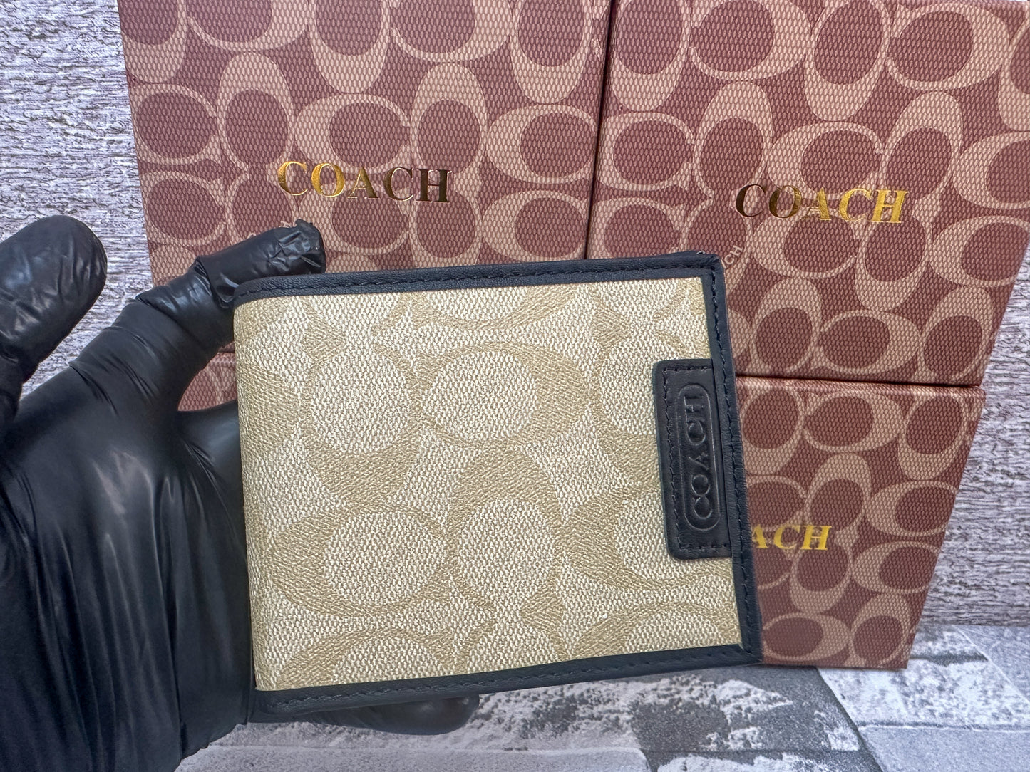 Cartera cafe claro C0ach con monograma