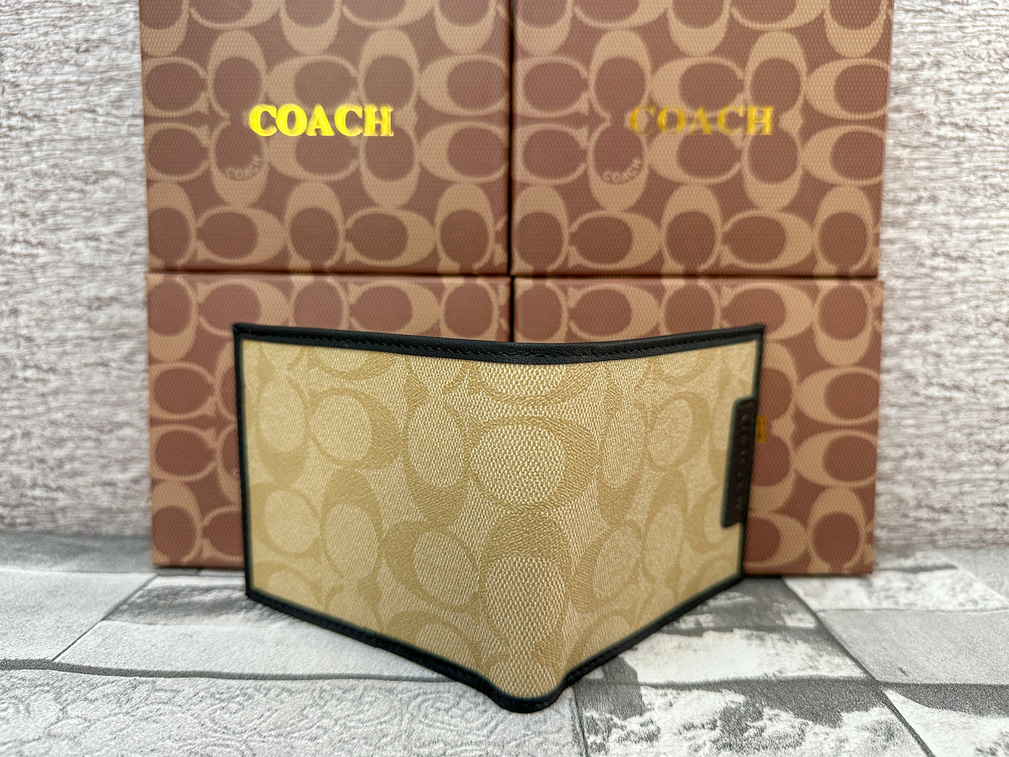 Cartera cafe claro C0ach con monograma