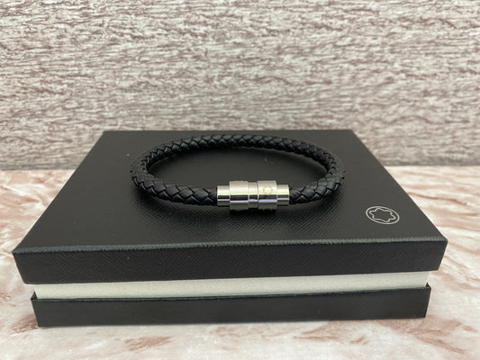 Pulsera negra con plateado M0nt bl4nc $750 MXN