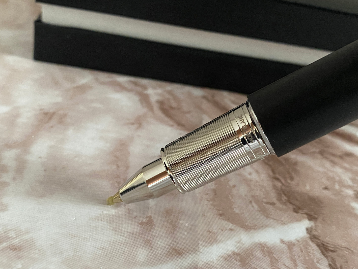 Pluma tipo rollerball serie M negra M0ntblanc desde $850 MXN