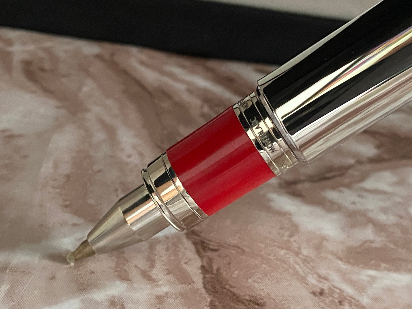 Pluma tipo rollerball serie M Red Signature de metal